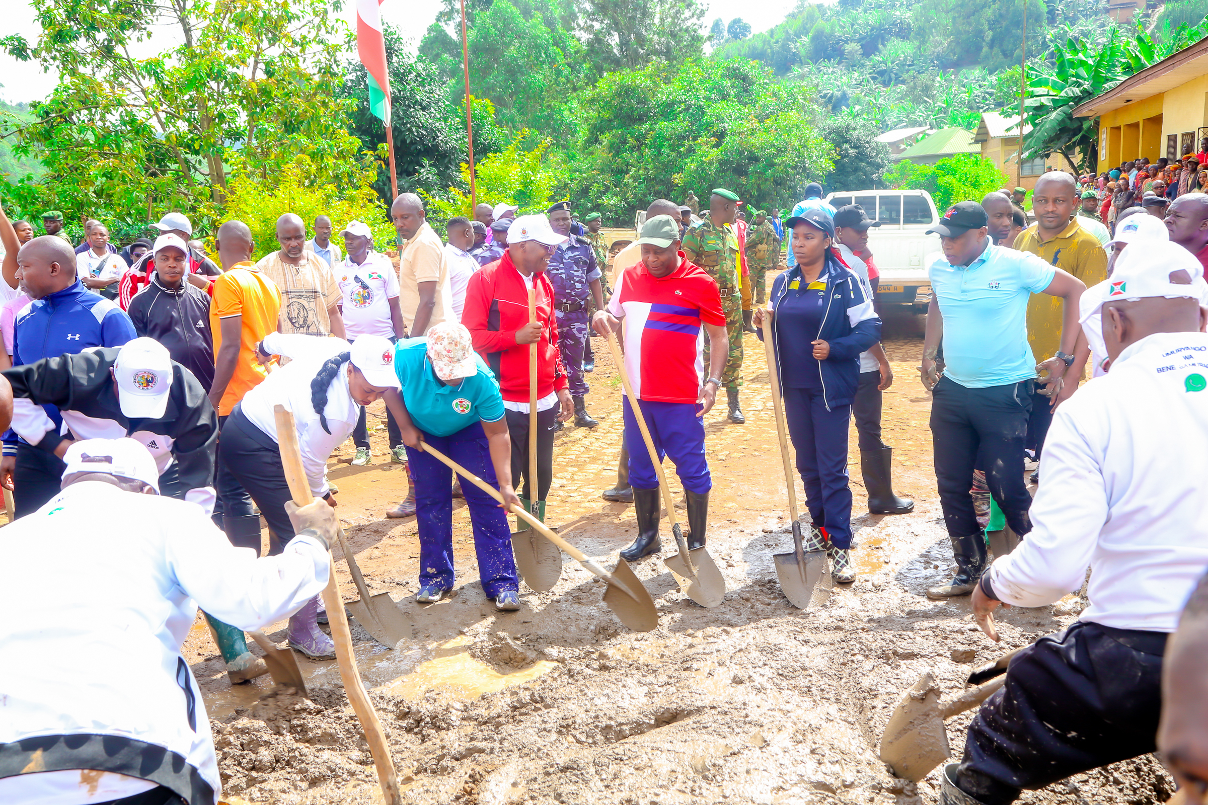 Les travaux communautaires construisent le pays