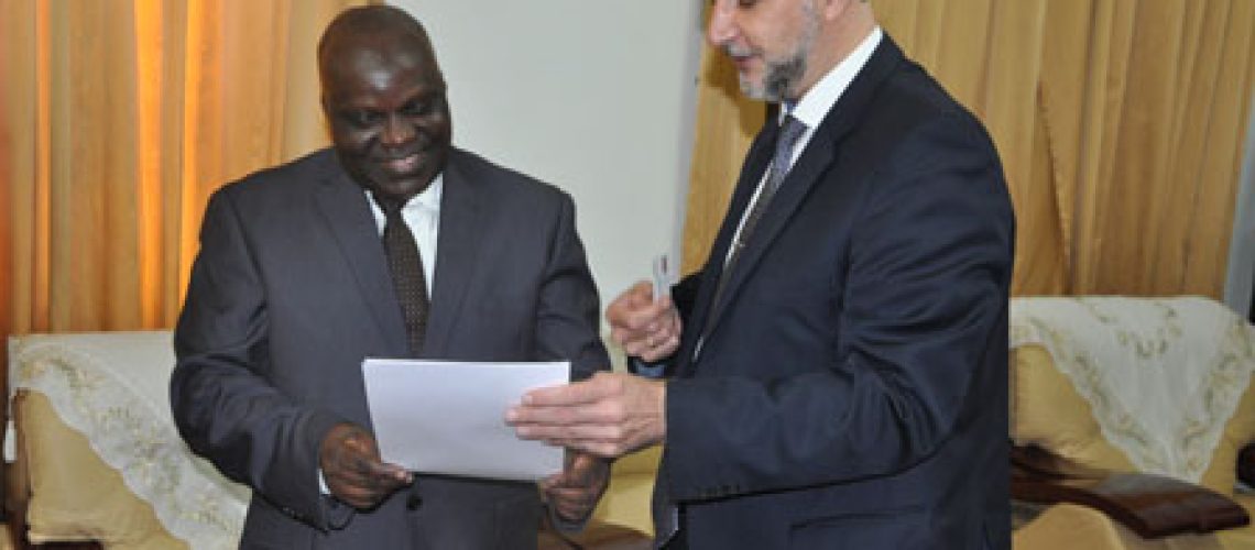 L’Ambassadeur de la Russie présentant la lettre de félicitations à l’Honorable Pascal Nyabenda