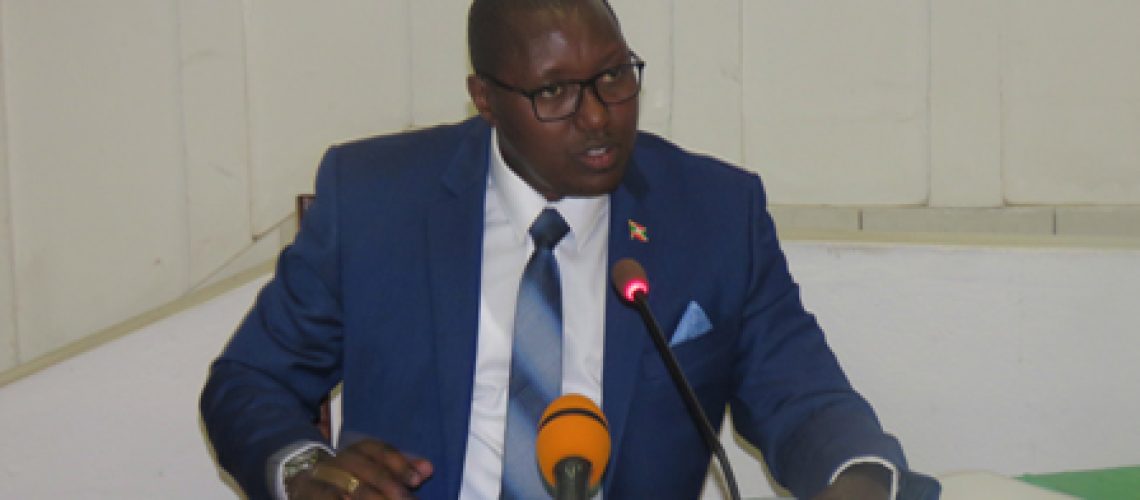 Le Ministre de la Défense Nationale répondant aux questions des Honorables Députés