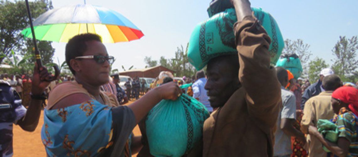 L’Honorable Jocky Chantal NKURUNZIZA entrain de distribuer des aides