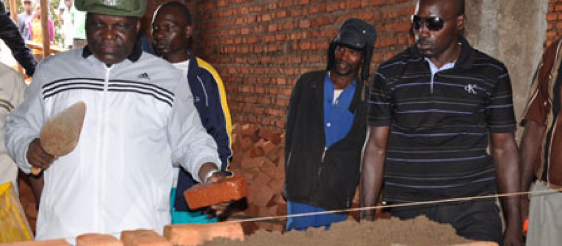 Le Président de l’Assemblée Nationale participe aux travaux d ’élévation des murs du bureau communal