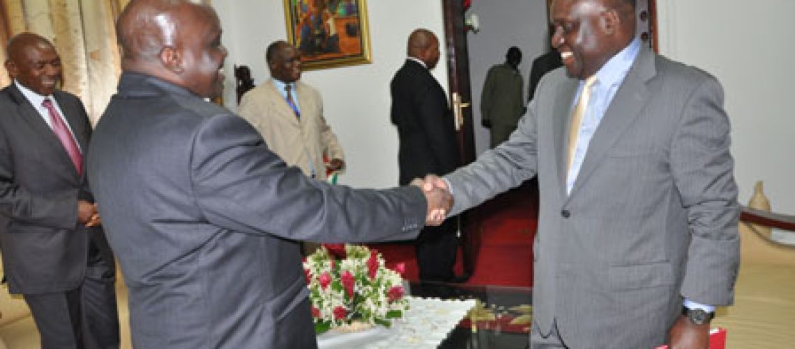 Poignée de main entre le Président de l’Assemblée Nationale et le Ministre KIYONGA