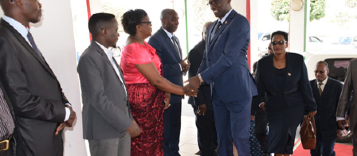 Très Honorable Réverien NDIKURIYO et l’Honorable Jocky Chantal NKURUNZIZA en train de saluer les hauts cadres du Parlement