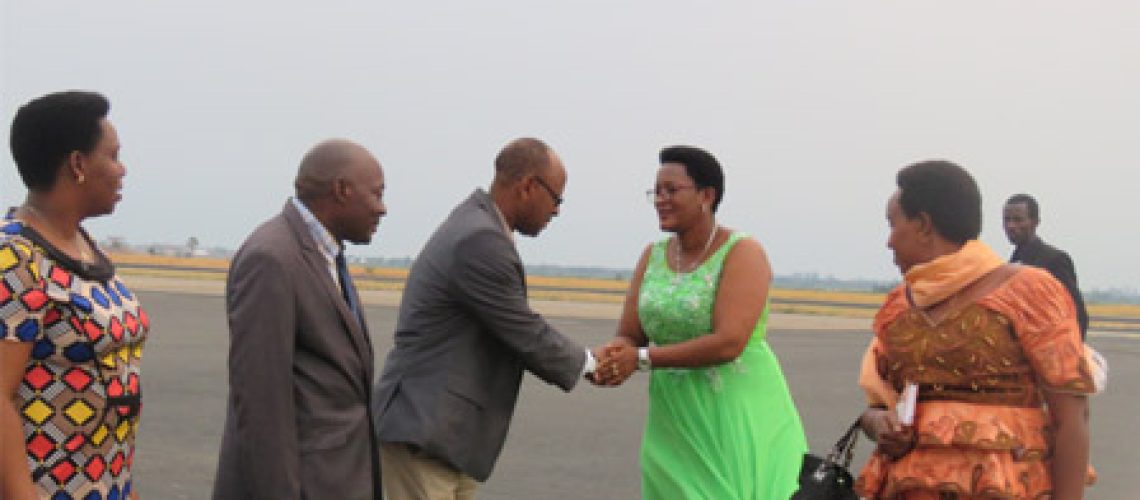 La Deuxième Vice Président de l’Assemblée Nationale sert la main d’un Conseiller à la marie de Bujumbura