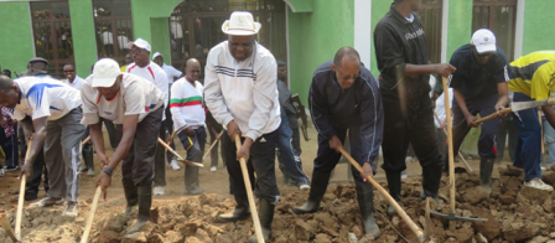 Le Président de l’Assemblée Nationale en train de faire les travaux communautaires