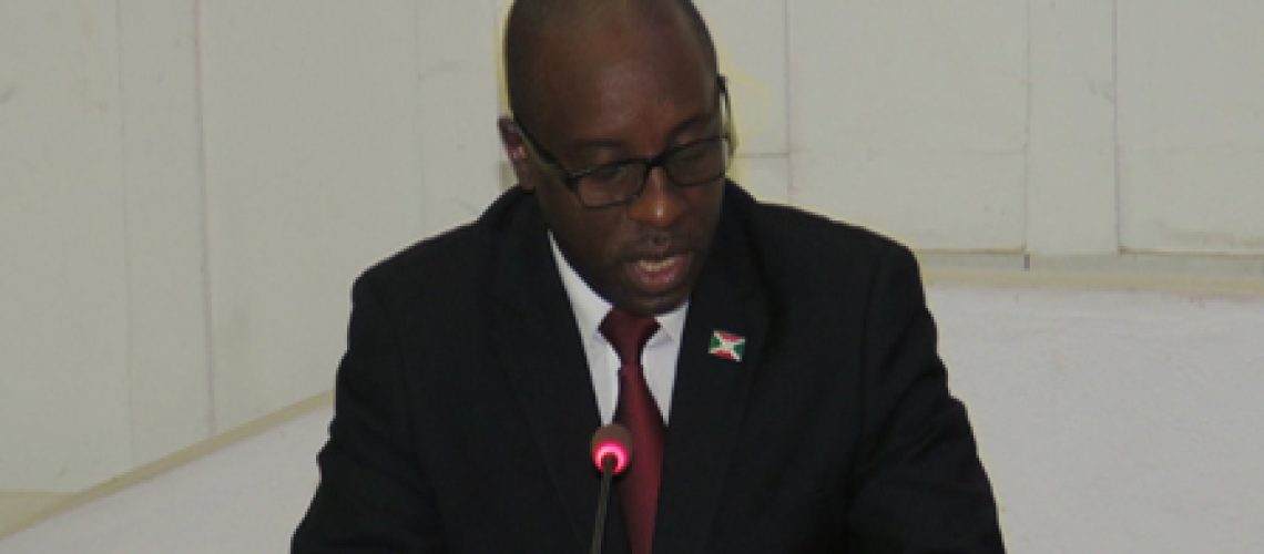Le Ministre des Postes, des Technologies de l’Information, de la Communication et des Médias répondant aux questions des Honorables Députés