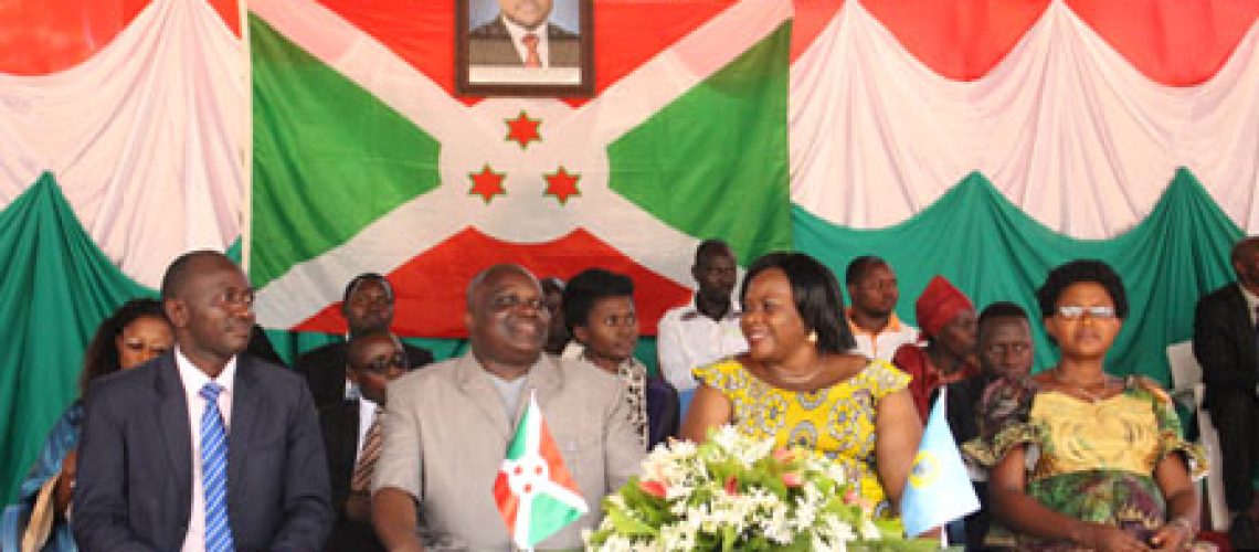 Le Président de l’Assemblée Nationale et son épouse, entourés par les responsables administratif de la commune Mpanda
