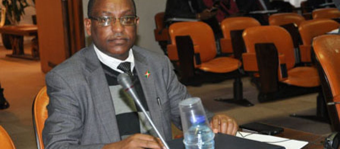 Le Deuxième Vice -Président du Sénat dans une réunion de la Commission des Affaires Politiques