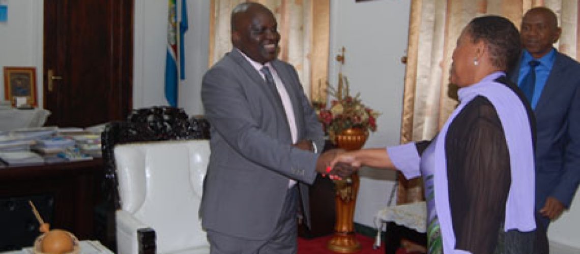 Le Président de l’Assemblée Nationale accueillant la Chef de la Délegation Madame Pansy TLAKULA