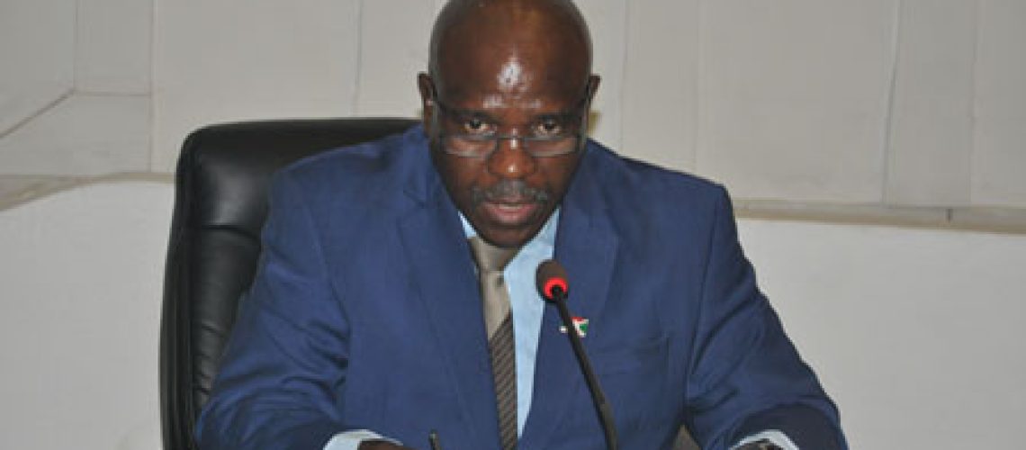 Le Ministre ayant en charge les Finances, Honorable Tabu Abdallah MANIRAKIZA expliquant aux Députés les grandes lignes de ce Projet de Loi.