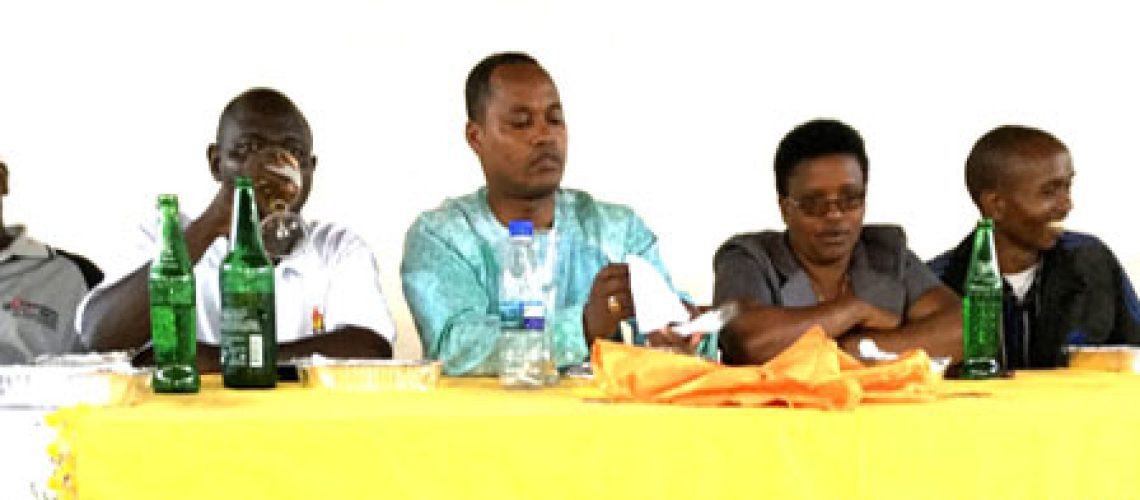 L’Honorable Edouard NDUWIMANA entouré par les fonctionnaires de la Commune Gahombo