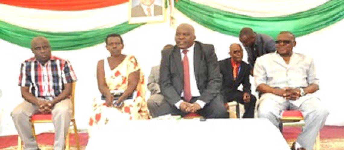 Le Président de l’Assemblée Nationale entouré par l’Admnistrateur communal de Mpanda et le Président du Conseil Communal