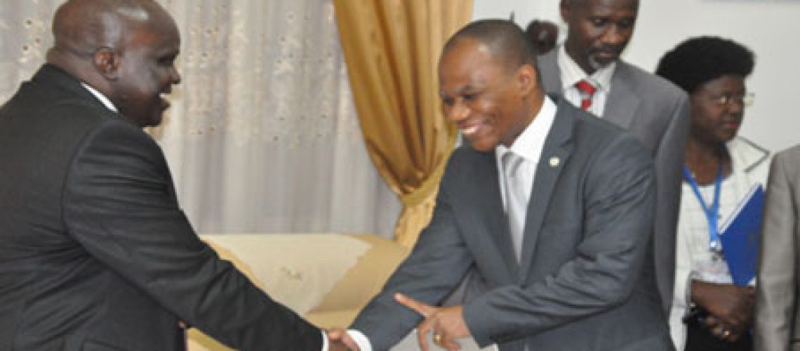 Le Chef de délégation Kassimi Bamba salue le Président de l’Assemblée Nationale