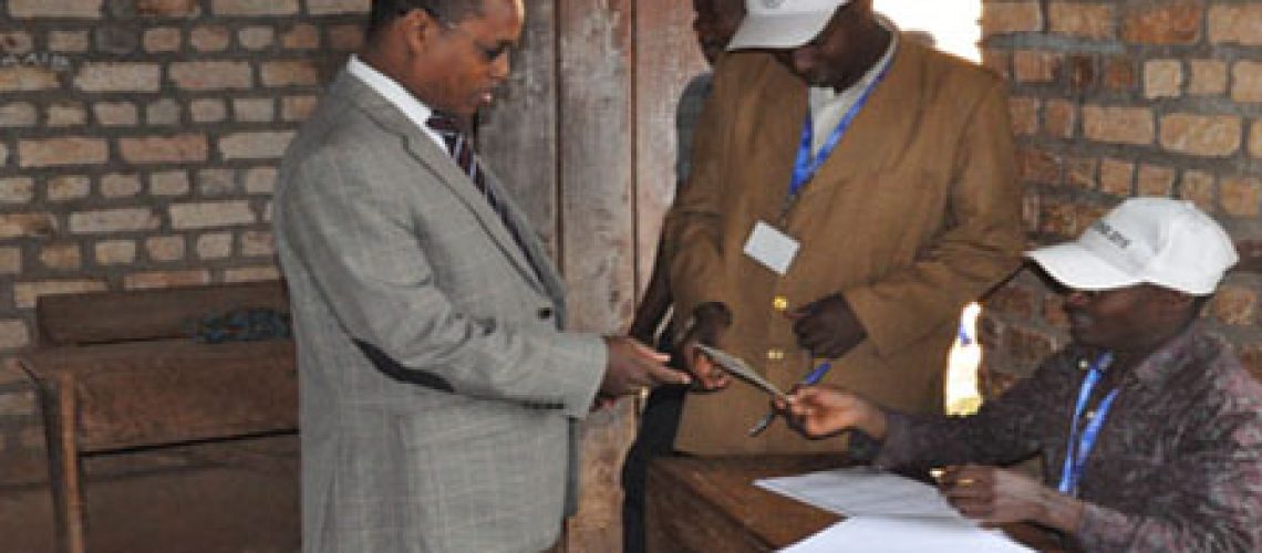 Verification de la carte d’élécteur
Le Deuxième Vice Président de l’Assemblée Nationale dans le bureau de vote de sa colline Natale à Businde.