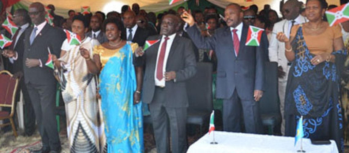 Le Président de l’Assemblée Nationale lors de l’ouverture de la croisade
Le Président de l’Assemblée Nationale et son épouse, à leur droite, Son Excellence le Président de la République et son épouse, à leur gauche, le Président du Sénat et son épouse.