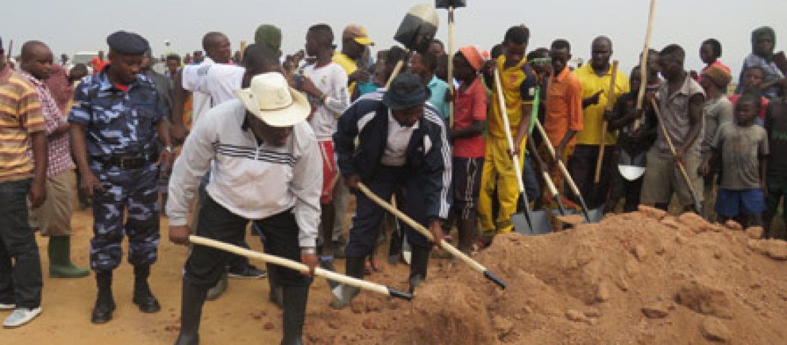 Le Président de l’Assemblée Nationale aux côtés des jeunes de Gihanga lors de l’entretien de la route