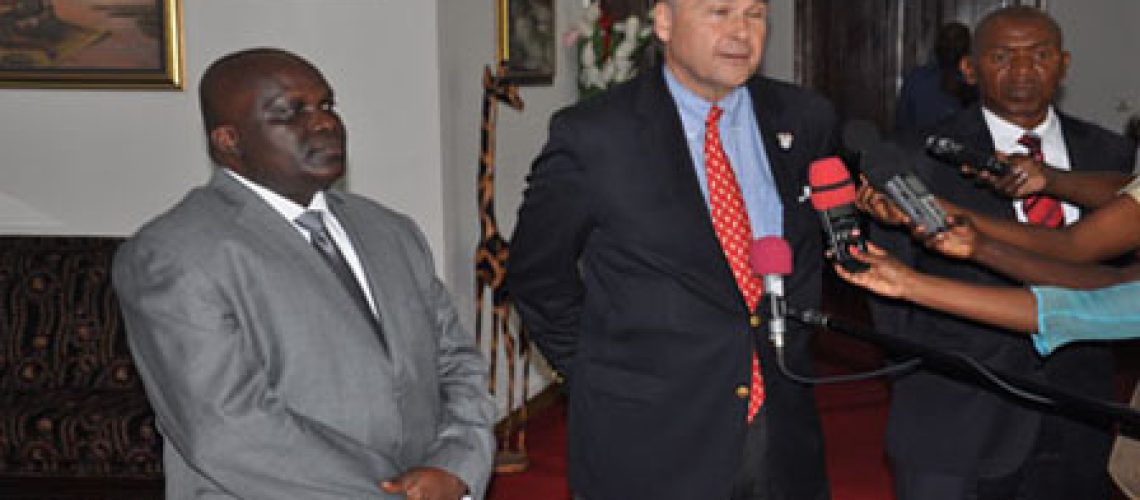 Ambassadeur Stuart devant la presse
L’Ambassadeur Stuart au Milieu du Président de l’Assemblée et de son Vice Président