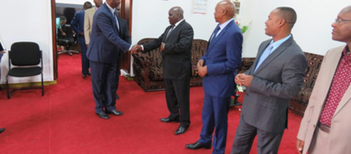 Poignée de mains du Président de l’Assemblée Nationale et le chef de la délégation Kenyane