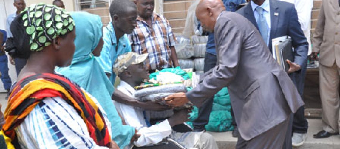 L’Honorable Agathon Rwasa donne une assistance à l’un des rapatriés de la Tanzanie