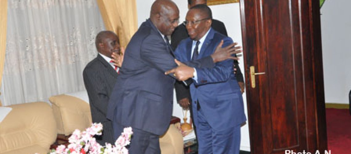 Le Président de l’Assemblée Nationale( à gauche) reçoit l’Ambassadeur du Rwanda( à droite)