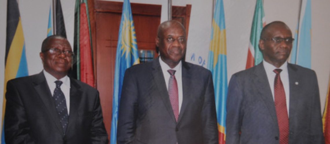 Le Président de l’Assemblée Nationale et Président en exercice du FP-CIRGL, le Très Honorable Pie Ntavyohanyuma, entouré du Président Sylvestre Ntibantunganya, Président du Comité Exécutif (à gauche) et le Secrétaire Général du Forum(à droite)
