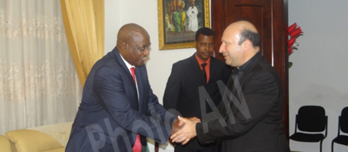 Poignée de mains entre le Président de l’Assemblée Nationale et Mgr Franco COPOLA