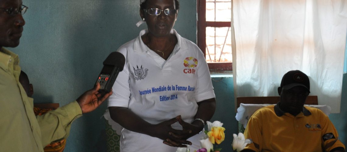 L’Honorable Mo-Mamo KARERWA saluant le courage des natifs de Gitega