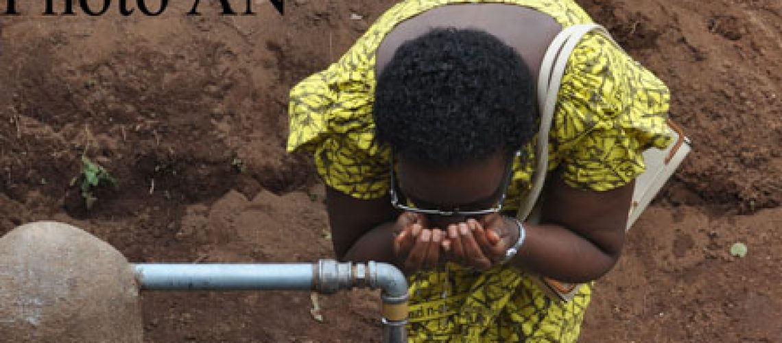 Honorable Mo-Mamo Karerwa, entrain de boire de l’eau potable à Mugamba
