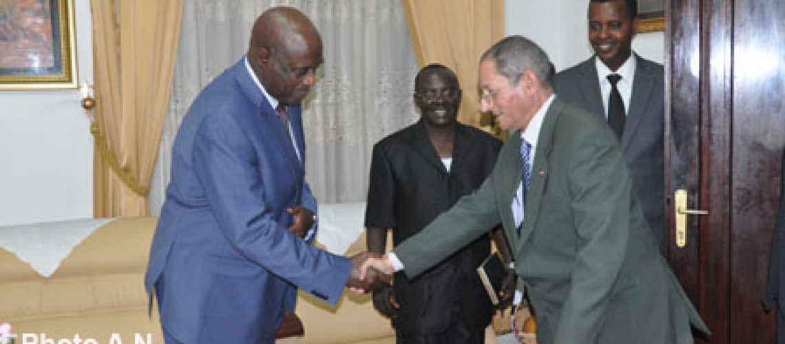 L’Honorable Président de l’Assemblée Nationale (à gauche) serre la main à l’Ambassadeur Attia Abou Elnaga
