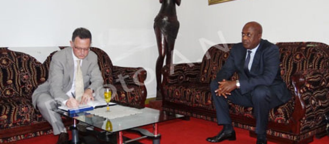 L’Ambassadeur de la France au Burundi écrit dans le livre d’or