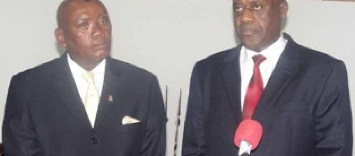 l’Ambassadeur de l’Afrique du Sud à gauche et le Président de l’Assemblée Nationale à droite