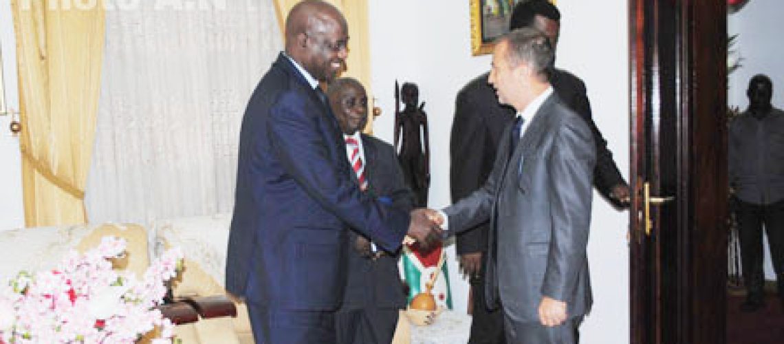 Poignée de mains entre le Délégué de l’Union Européenne au Burundi, Patrick Spirlet (à droite) et le Président de l’Assemblée Nationale (à gauche), l’Hon.Pie Ntavyohanyuma