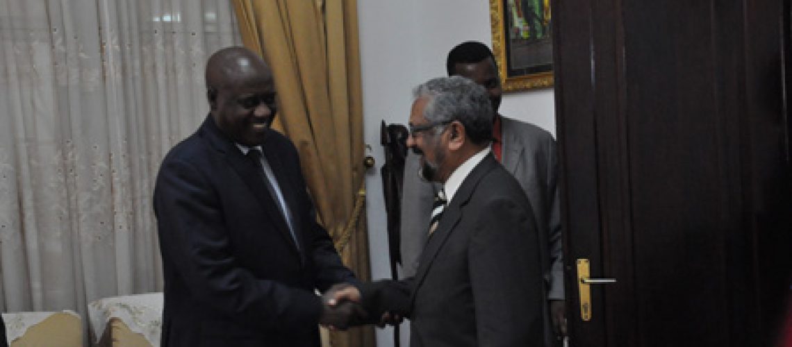 Poignet de mains entre l’Honorable Pie Ntavyohanyuma et l’Ambassadeur Cassam Uteem