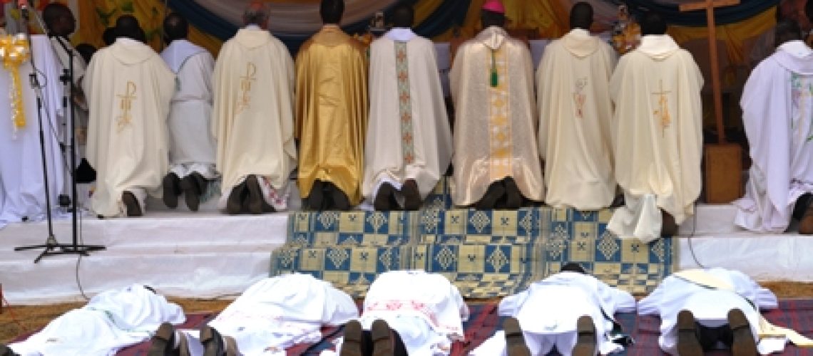 L’Evêque, les prêtres et les ordonés prêtres et diacres implorent la bénédiction du Saint Esprit