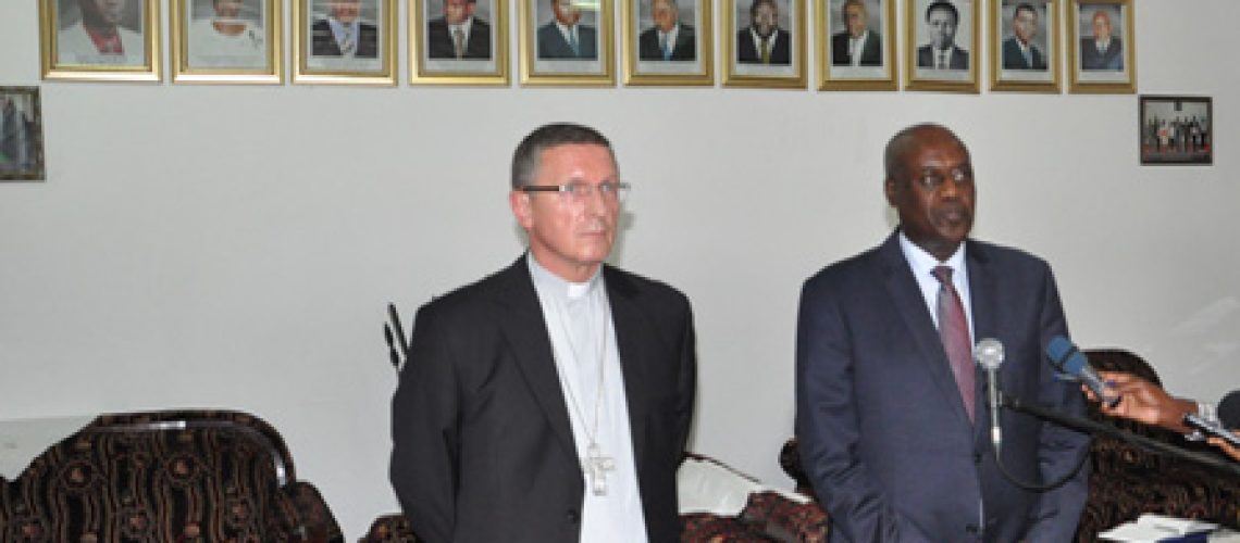 Mgr Wojciech Zaluski (à gauche) et le Président de l’Assemblée Nationale, l’Honorable Pie Ntavyohanyuma, répondant aux questions de la presse