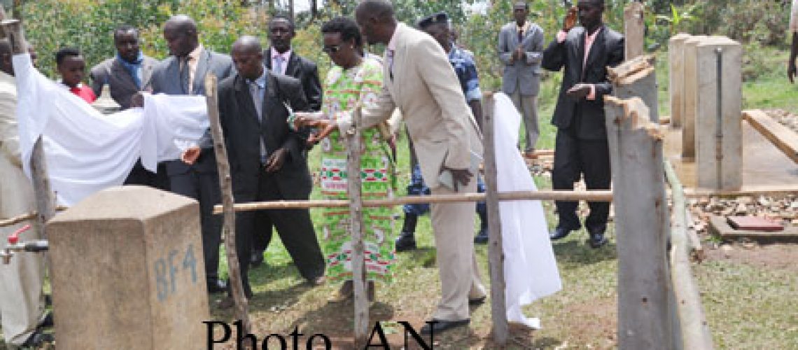 L’Honorable Mo-Mamo Karerwa procédant à la coupure du ruban d’inauguration
